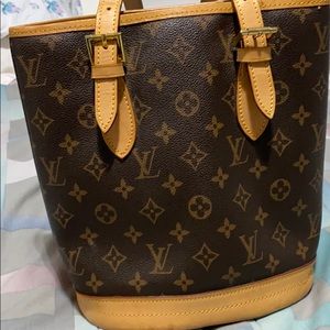 Louis Vuitton AR0023